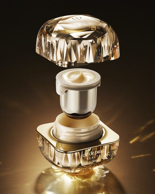 Photo showing the refillable structure of "LA CRÈME". The outer jar, refill container, and inner lid are displayed separately.
