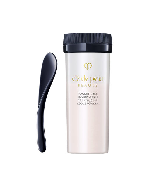 Photo of a refill of "TRANSLUCENT LOOSE POWDER". Translucent cylindrical container engraved with the brand logo and blue-black spatula. SHADE: Light.