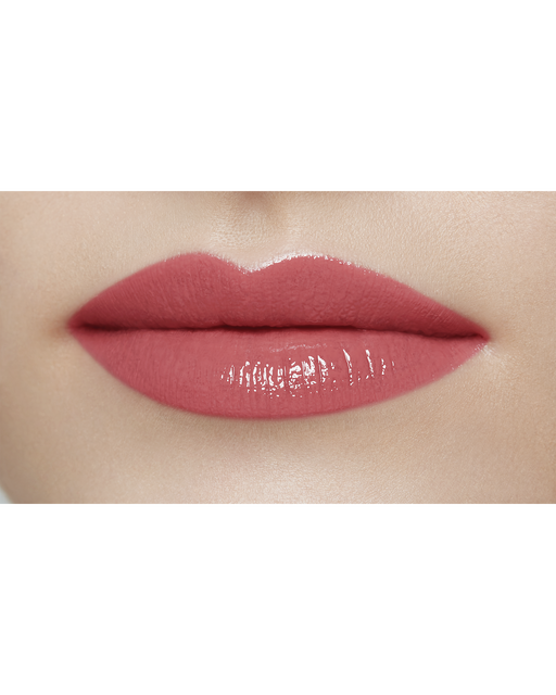 Photo of a light skin tone model  wearing "CREAM ROUGE SHINE" in shade 206 on the lips.