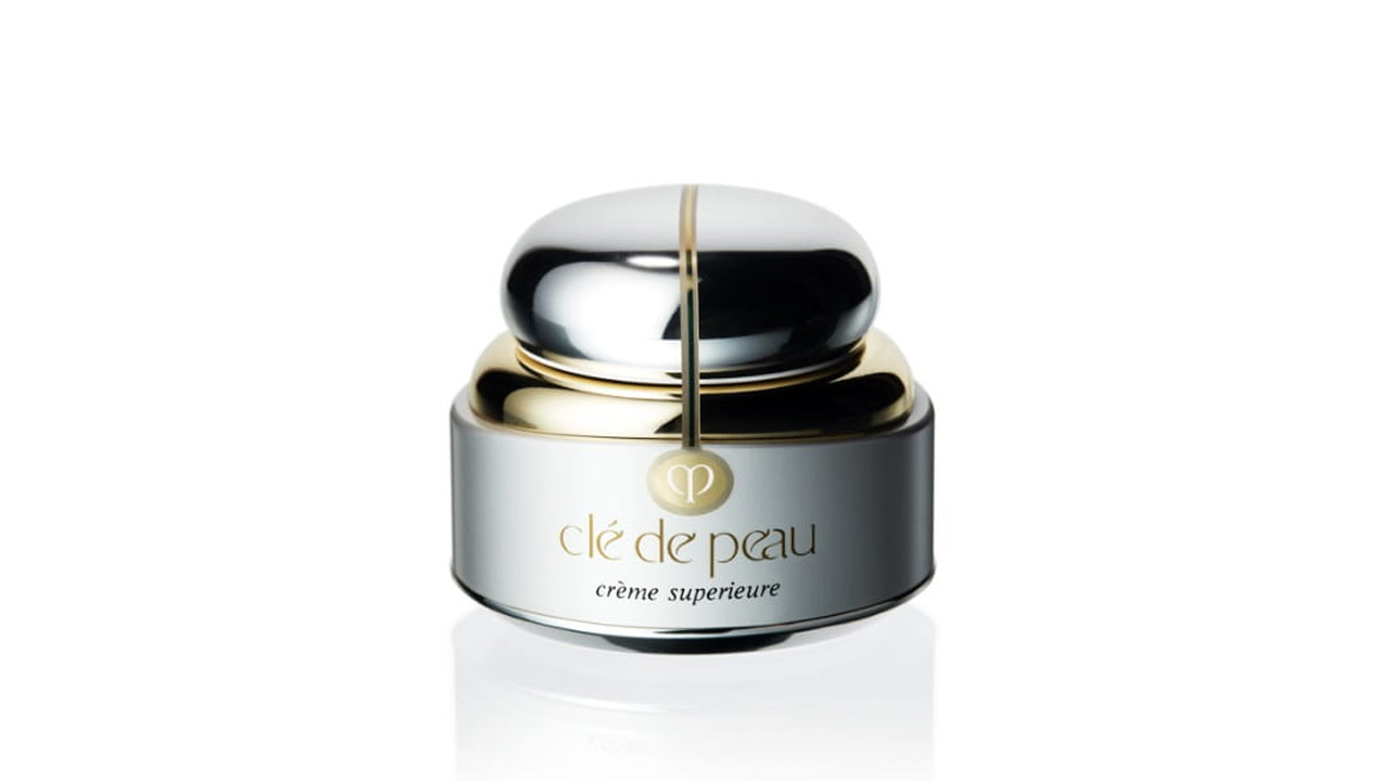 Photo of a container with a mirror-finish silver cap and gold line. The front is adorned with the brand logo and the product name “crème supérieure” (former packaging).