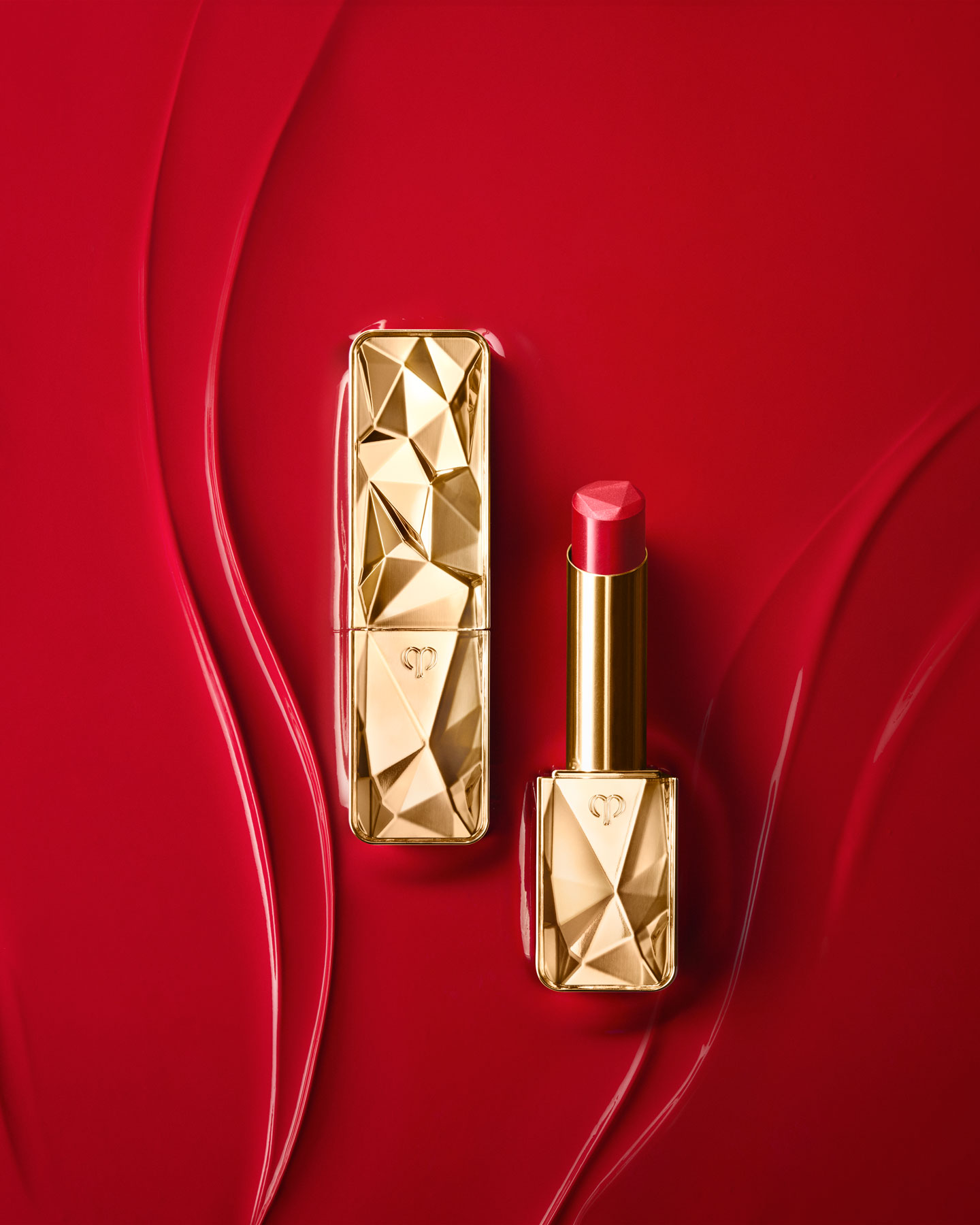 Photo of THE PRECIOUS LIPSTICK with a red hue, lustrous finish, and agold package featuring jewel-like faceting:2 Scarlet Diamond
