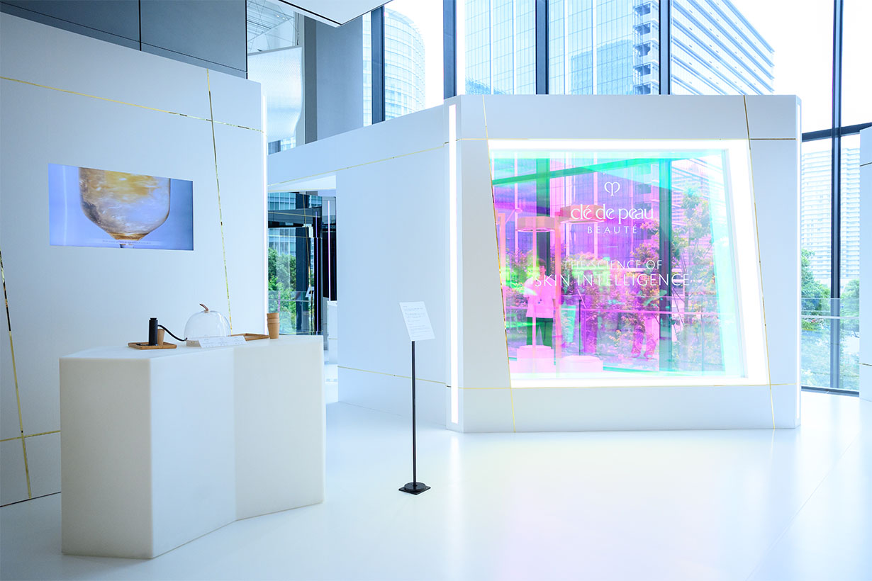 Photo of the Clé de Peau Beauté exhibition space, featuring white interiors and dramatic lighting.